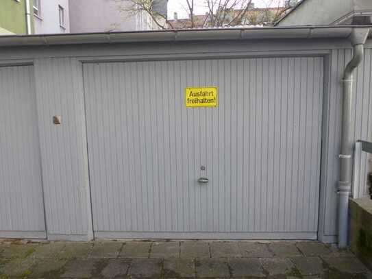 Garagenparkplatz in der *Gräfstraße 63* zu vermieten!