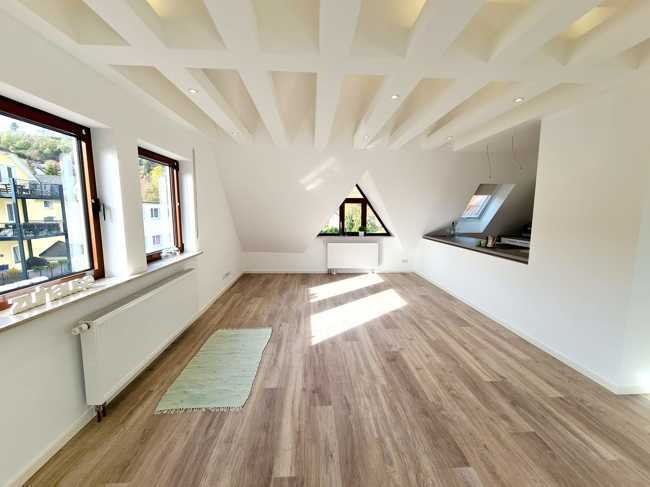                                                               Geschmackvolle 3-Zimmer-Dachgeschosswohnung mit toller Atmosph&auml;re                                                       in Schmitten (Hochtaunuskreis)