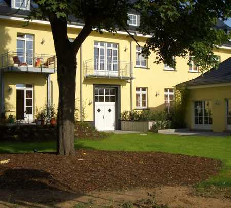 Sehr charmante & gehobene Dachgeschoss-Wohnung mit Balkon in gepflegtem Baudenkmal