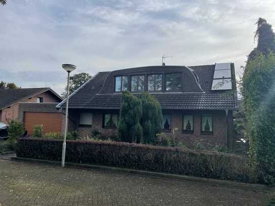 Zweifamilienhaus mit Charme und Flexibilität - Großzügiges Wohnen mit Garten und Doppelgarage