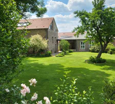 TOP SANIERTER, IDYLLISCHER, HISTORISCHER 4-SEITEN HOF MIT 7-8 EINHEITEN U. TRAUMHAFTER GARTENANLAGE