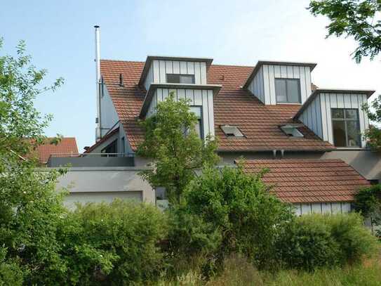 Architektenhaus mit hohen lichtdurchfluteten Räumen