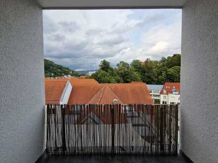Attraktive 2,5-Zimmer-DG-Wohnung mit Balkon, Einbauküche und Zugang über Fahrstuhl in Suhl