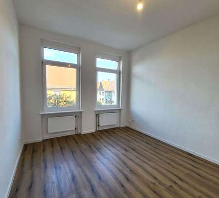 *Geräumige 2,5-Raumwohnung sucht Sie* + frisch renoviert + neuer Laminatboden + Balkon + EBK-Option!