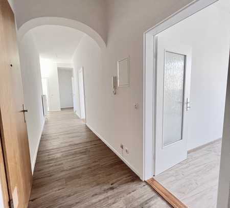 Neu renovierte 3-Raum-Wohnung mit Balkon im Zentrum von Aue