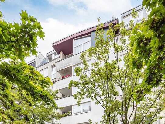 Ruhe (fast) über den Dächern: Helle 3-Zimmer-Wohnung im 6. Obergeschoss mit Balkon und Aufzug