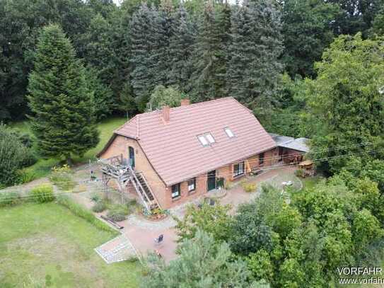 Traumhaftes Grundstück mit Bauernhaus, Wald, Teich und Nebengebäude