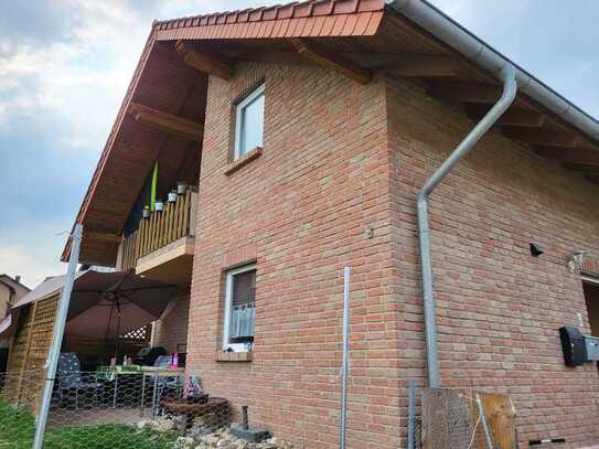 Zweifamilienhaus mit Doppelgarage und großem Grundstück