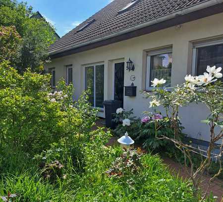 +++ Gepfl. Einfamilienhaus mit Fotovoltaikanlage, EBK, Doppelgarage und Garten in 38170 Ampleben+++