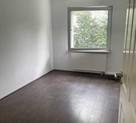 Sanierte Studenten-3-Zimmer-Wohnung mit Balkon in Köln