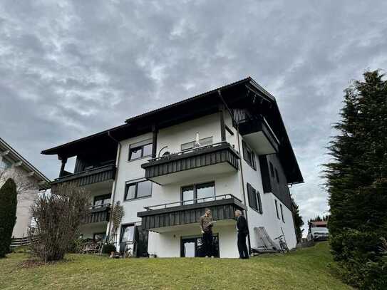 Modernisierte Terrassenwohnung mit zwei Zimmern und EBK zentral in Oberstaufen