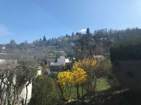 Lichtdurchflutete, ruhige Wohnung, großzügige Terrasse und wunderschöner Ausblick über Stuttgart!