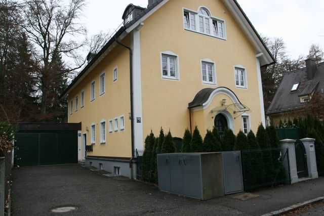                                                               Stilvolle, ger&auml;umige und neuwertige 4/5-Zimmer-EG-Wohnung mit Balkon und EBK in&hellip;                                                       in Harlaching (München)