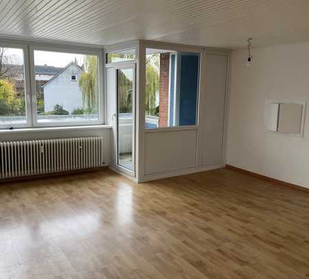 Zentrale 2,5-Zimmer-Wohnung mit Balkon und EBK zu vermieten - Teilrenoviert