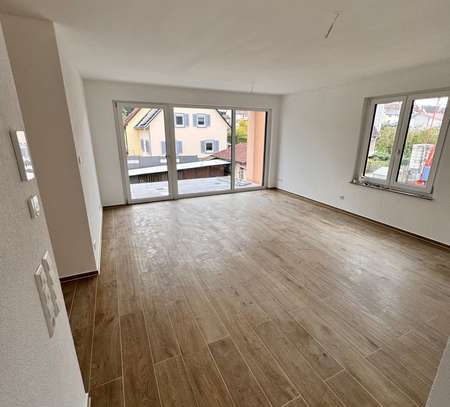 Erstbezug mit Balkon und EBK: Geschmackvolle 3,5-Zimmer-Terrassenwohnung mit geh. Innenausstattung