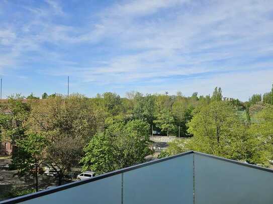 Neuwertige 3-Zimmer-Penthouse-Wohnung mit Balkon und Einbauküche in Berlin
