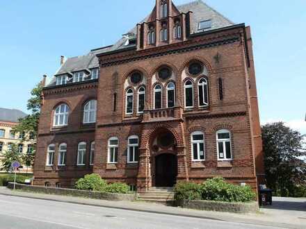 Eckernförde: DIE BESONDERE 3 ZIMMER EIGENTUMSWOHNUNG mit Balkon, Fahrstuhl und Stellplatz.