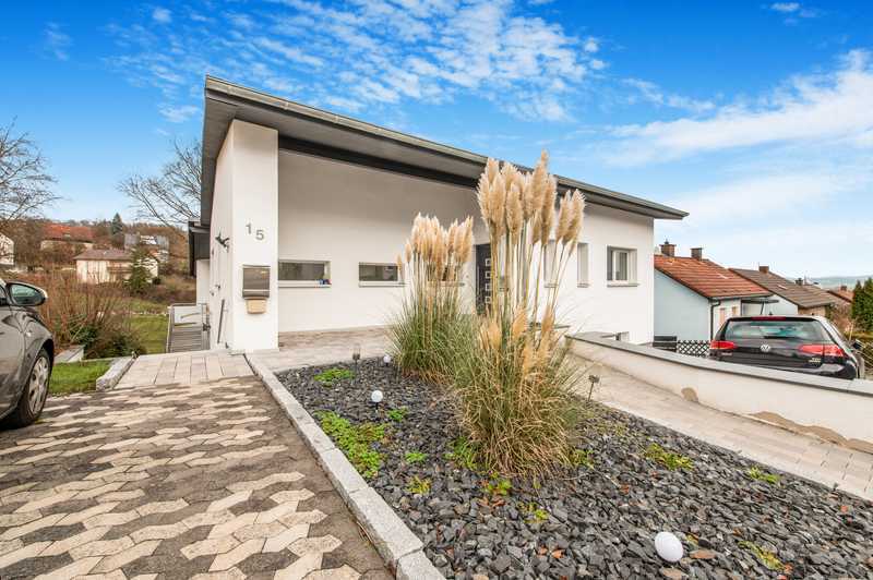                                                               Einfamilienhaus mit 5 Zimmern, 2 Kaminen, Partyraum, Doppelgarage und Garten                                                       in Petersberg (Fulda)