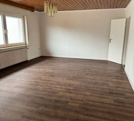 Ansprechende und vollständig renovierte 4,5-Zimmer-Wohnung mit Balkon und EBK in Rimbach