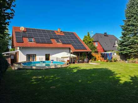 stadtnahes Einfamilienhaus mit 6 Zimmern, ca. 1.100 m² Grdst, Pool, Kamin, Vollbad, Photovoltaik