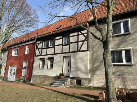 Gemütliches, gepflegtes Haus für eine kleine Familie mit schön angelegtem Garten und Garage