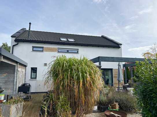 Modernes Familienparadies: 10 Jahre jung, mit Garten & Jacuzzi