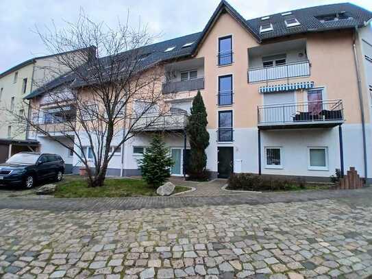 Hell und gemütlich - 2-Raum Dachgeschoss-Wohnung mit Balkon ab 01.05.2025