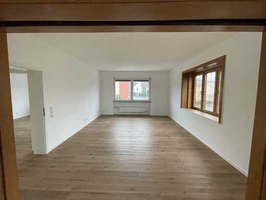 Traumhafte sanierte 3 Zimmer Wohnung mit Luxus EBK, Balkon, Klima & großem Keller