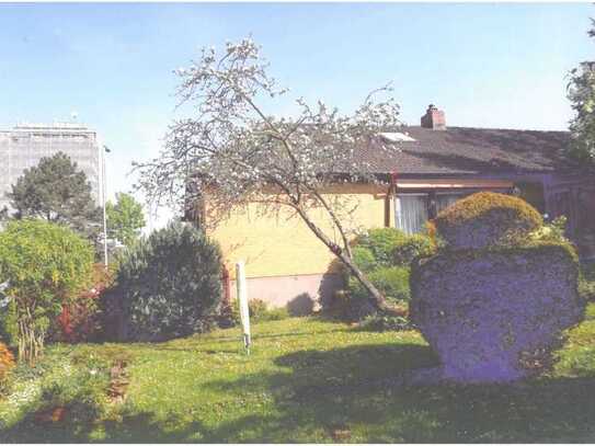 Einfamilienhaus mit Einliegerwohnung und GEWERBE in Wiesbaden zu verkaufen.