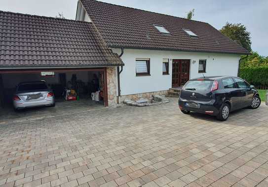 Modernes Dreifamilienhaus mit großem Grundstück