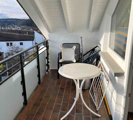 Helle 3-ZW mit Balkon, Bad mit Badewanne, Laminatboden, in schöner Aussichtslage