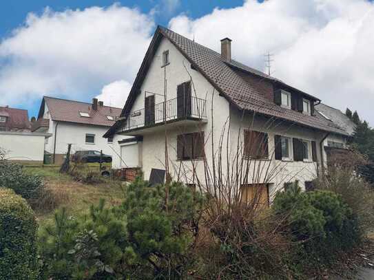 Sanierungsbedürftiges Zweifamilienhaus mit einer großzügigen Werkstatt