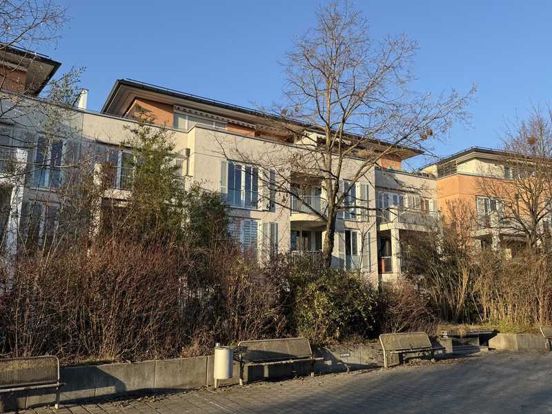 Attraktive 3,5 Zimmer-Erdgeschosswohnung mit Garten, sonniger Terrasse und Wintergarten