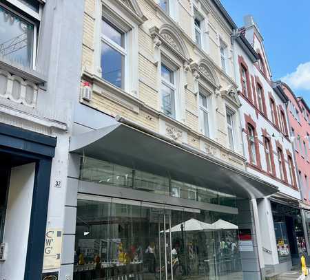 Geräumiges Ladenlokal mit markanter Fensterfront in Benrather Fußgängerzone