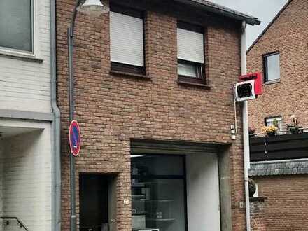 Reiheneckhaus mit Ladenlokal und Appartement