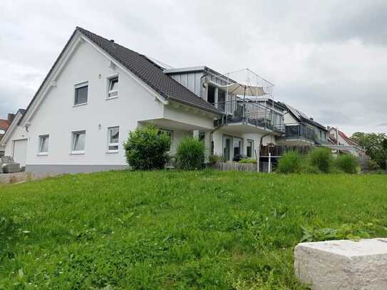 Neuwertige 2,5-Raum-Wohnung mit Balkon und Einbauküche in Mössingen