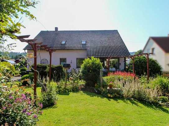 Großzügiges Wohnen mit idyllischem Gartenparadies in Wehrda