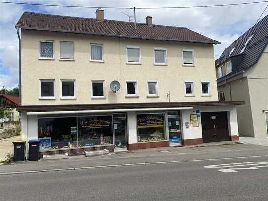 Ladengeschäft mit großer Schaufensterfront im Ortszentrum von RT-Ohmenhausen