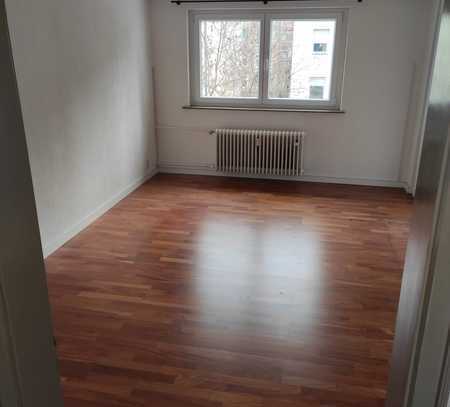 S- WEST 3-Zimmer-Wohnung mit kl. Balkon