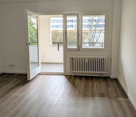 KOMPLETT RENOVIERTES * 1 ZIMMER APPARTEMENT * NEUES BAD * NEUE EINBAUKÜCHE