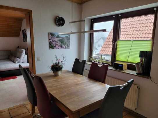 Schöne und gepflegte 3,5-Zimmer-Dachgeschosswohnung mit Einbauküche in Laichingen