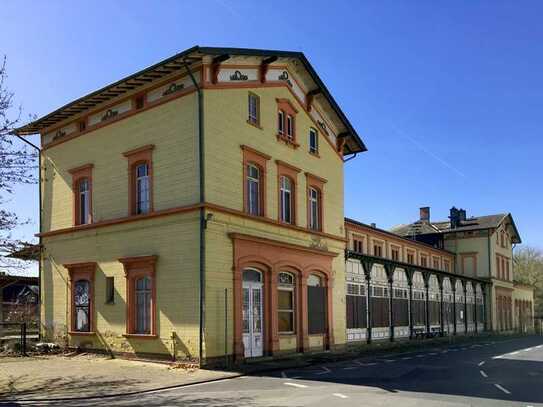 Bahnhofsgebäude im spätklassizistischen Baustil mit viel Potential