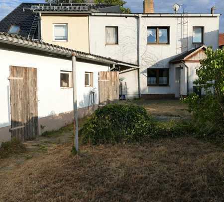 Doppelhaushälfte mit Nebengelass und Innenhof