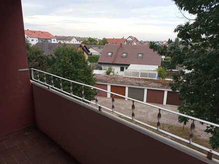 In Haßloch: Gepflegte Wohnung mit einem Zimmer und Balkon