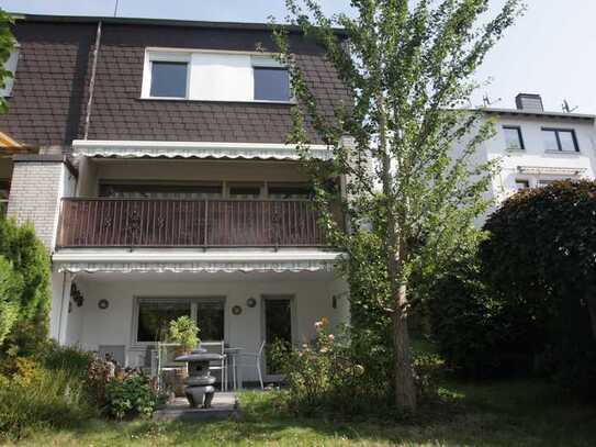 Reihenendhaus in Hanglage, laufend renoviert mit viel Platz, PV-Anlage und Garten