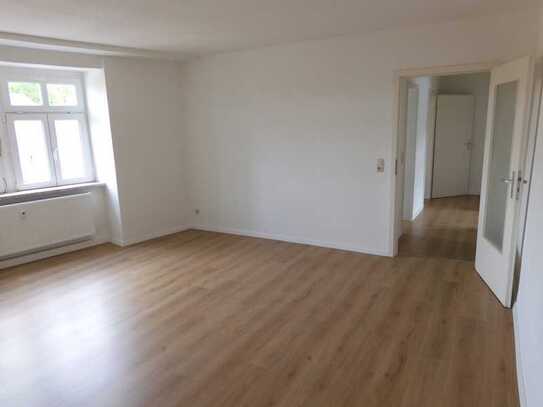 Attraktive, 125m2 grosse 4-Raum Wohnung im Zentrum mit Balkon und 2 Bädern. Frisch renoviert.