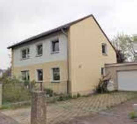 103 Schönes Einfamilienhaus (freistehend) mit Einlieger und Garage in Berlin