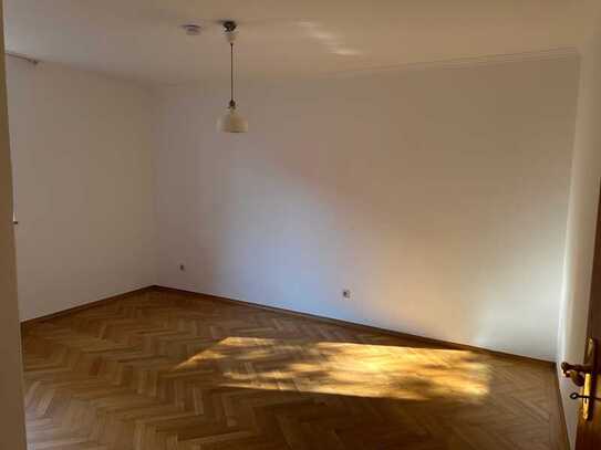 Schöne und gepflegte 2-Zimmer-Wohnung mit Balkon und Einbauküche in München Neuhausen