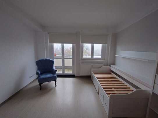 Schöne 2-Zimmer-Dachgeschosswohnung mit Balkon und Einbauküche in Magdeburg