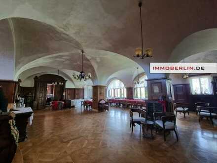 IMMOBERLIN.DE - Historisches Gutshaus mit viel Potential auf herrschaftlichem Anwesen